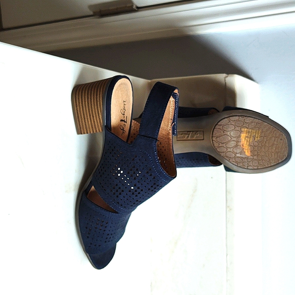 Swayed like material dark navy blue shoes with 1-in block heel.